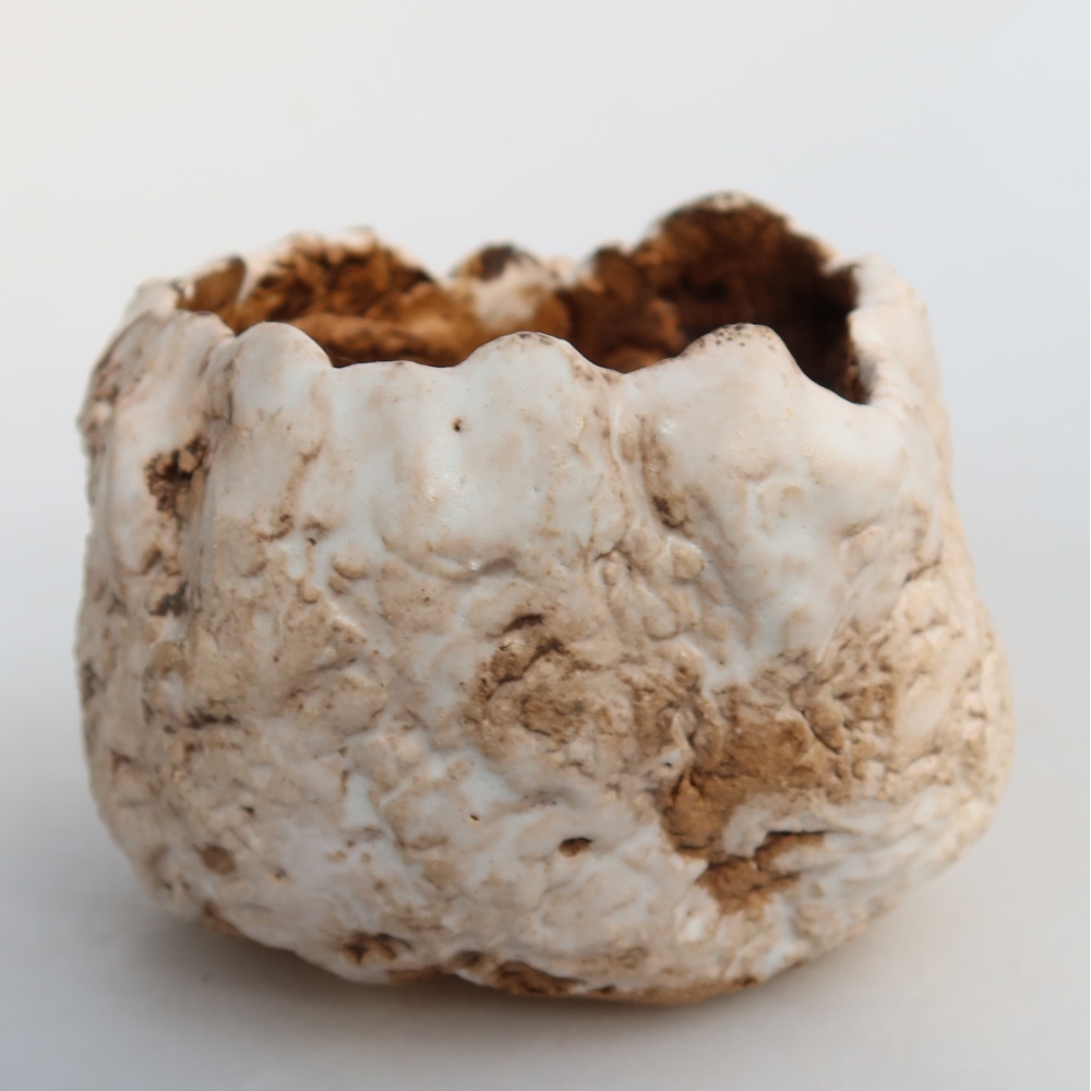 Kerámia héj  7 x 7 x 6 cm, fehér-barna színű