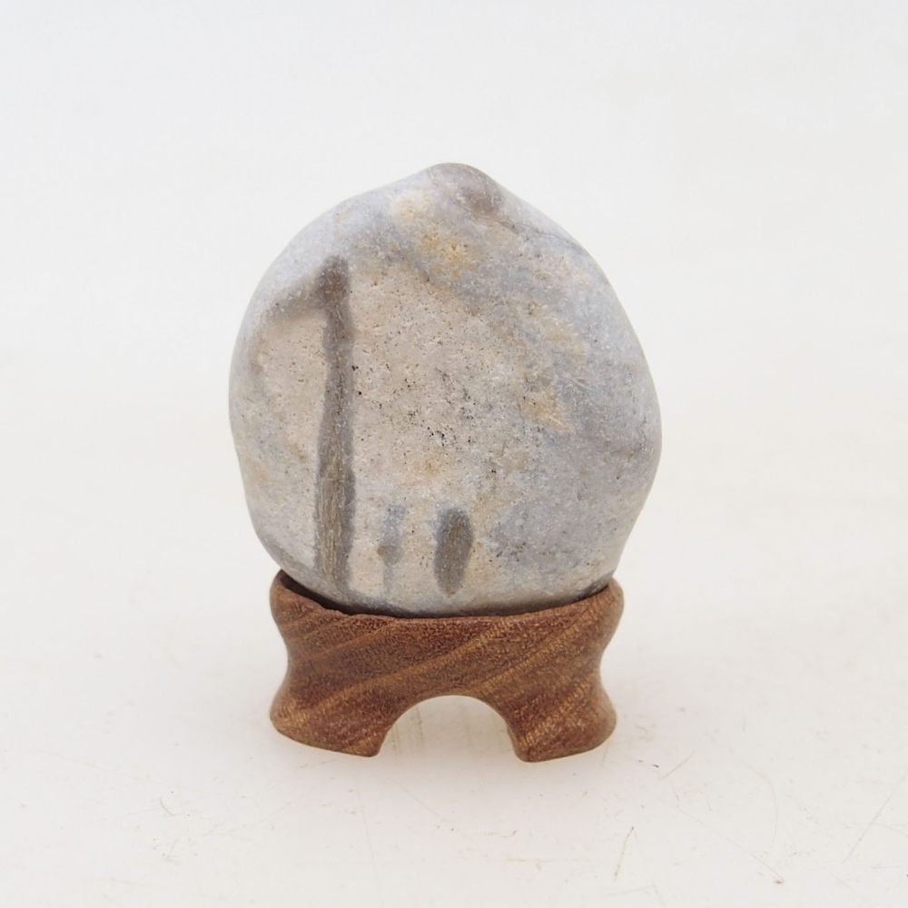 Suiseki - Kő DAI-val (fa alapon)