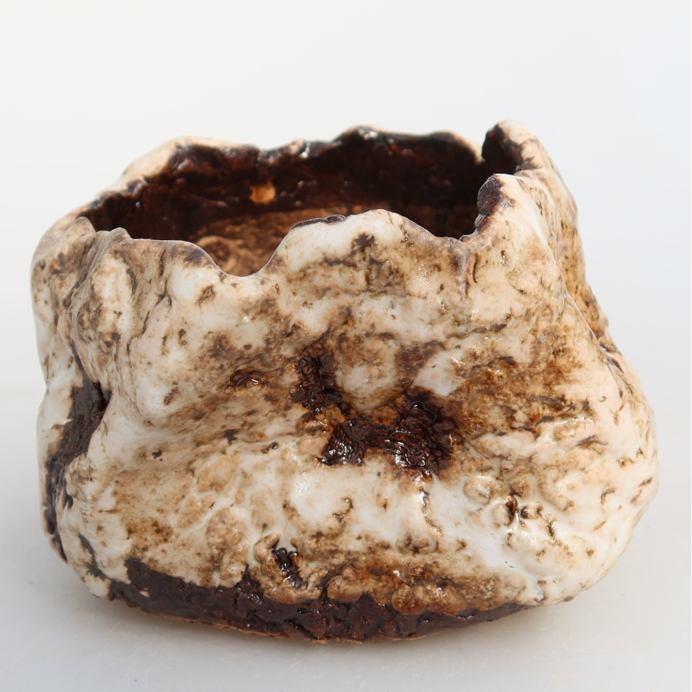 Kerámia héj  7 x 7 x 6 cm, fehér-barna színű