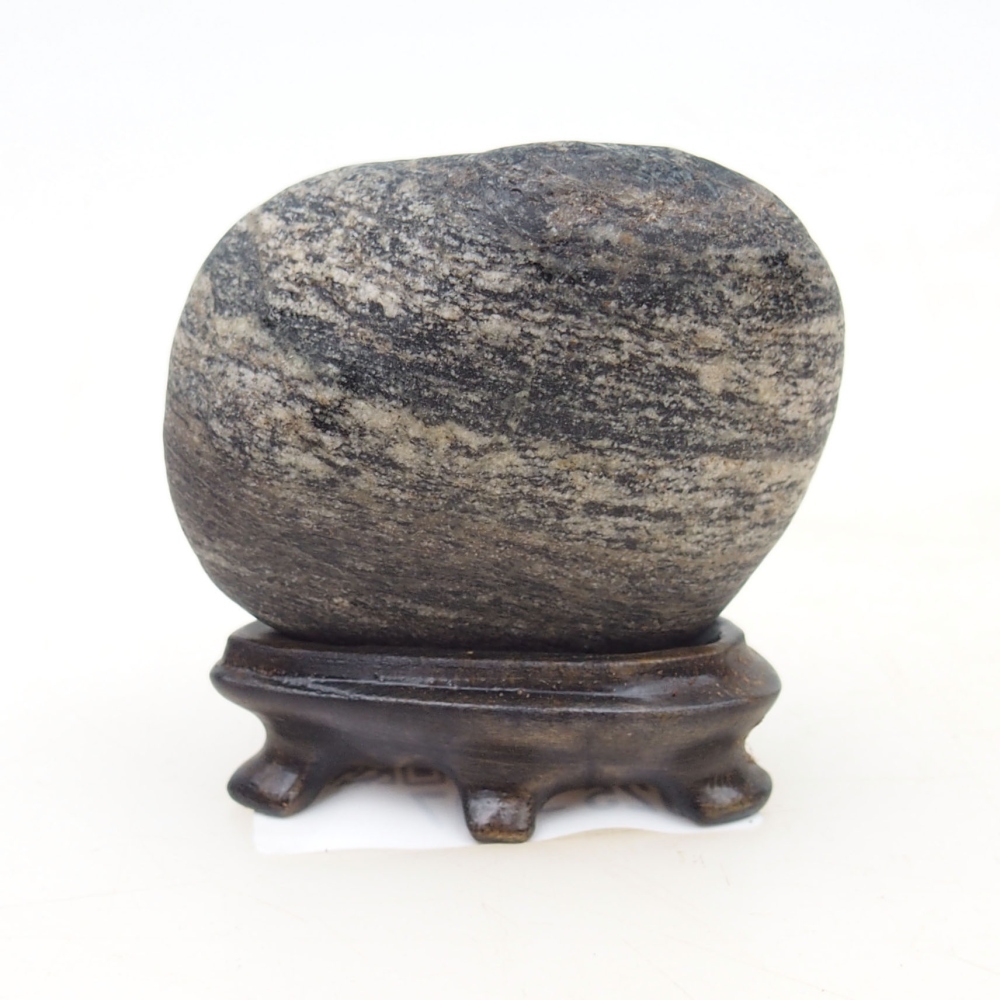 Suiseki - Kő DAI-val (fa alapon)