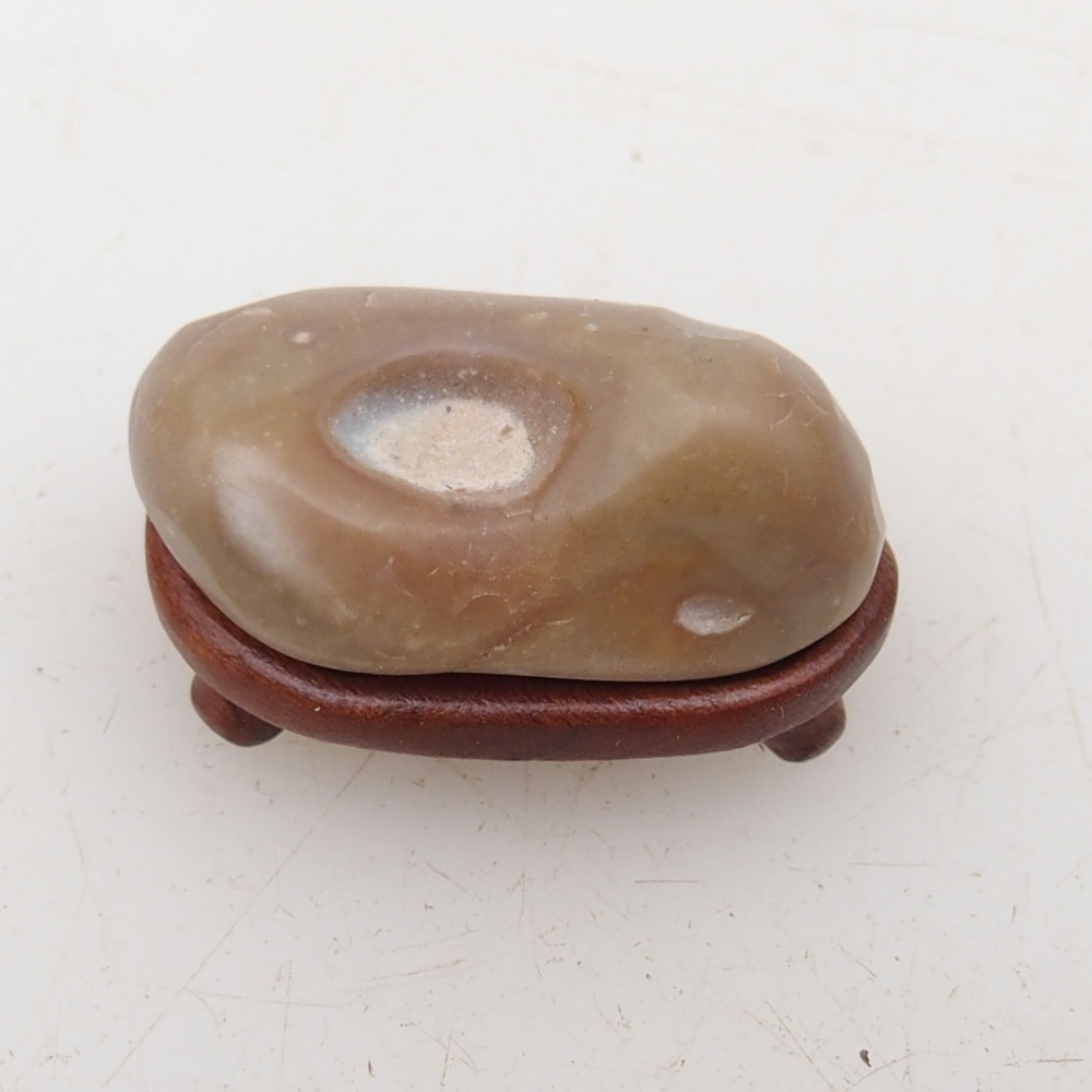 Suiseki - Kő DAI-val (fa alapon)