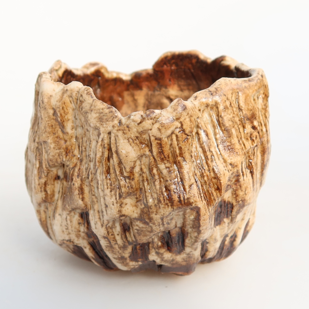 Kerámia héj  7 x 7 x 6,5 cm, fehér-barna színű