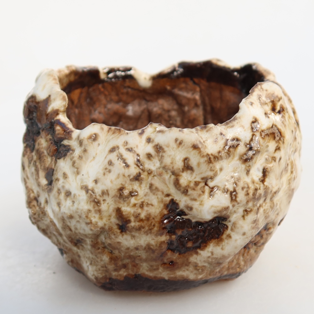 Kerámia héj  7,5 x 7 x 5,5 cm, fehér-barna színű