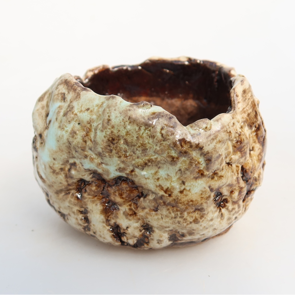 Kerámia héj  7,5 x 7 x 5,5 cm, fehér-barna színű