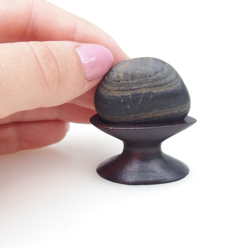 Suiseki - Kő DAI-val (fa alapon)