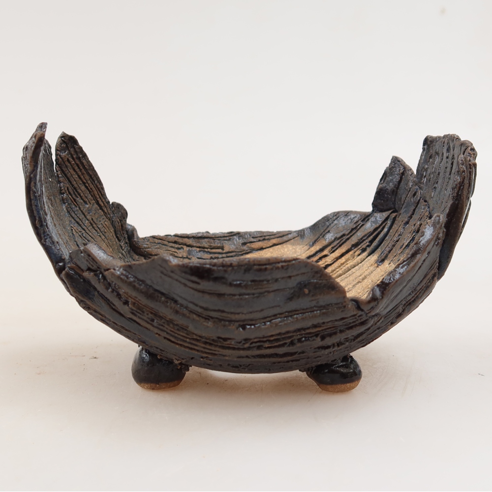 Kerámia héj  11 x 8,5 x 6,5 cm, fekete-zöld színű