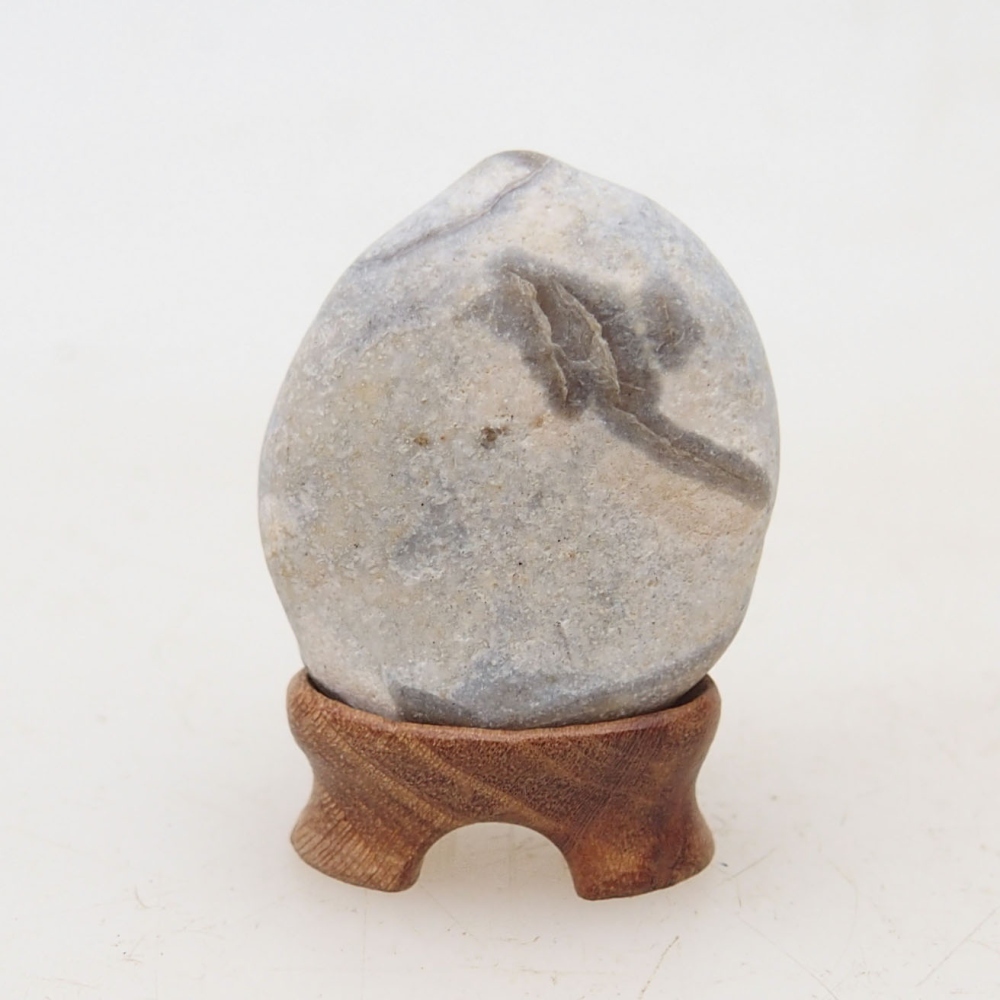 Suiseki - Kő DAI-val (fa alapon)