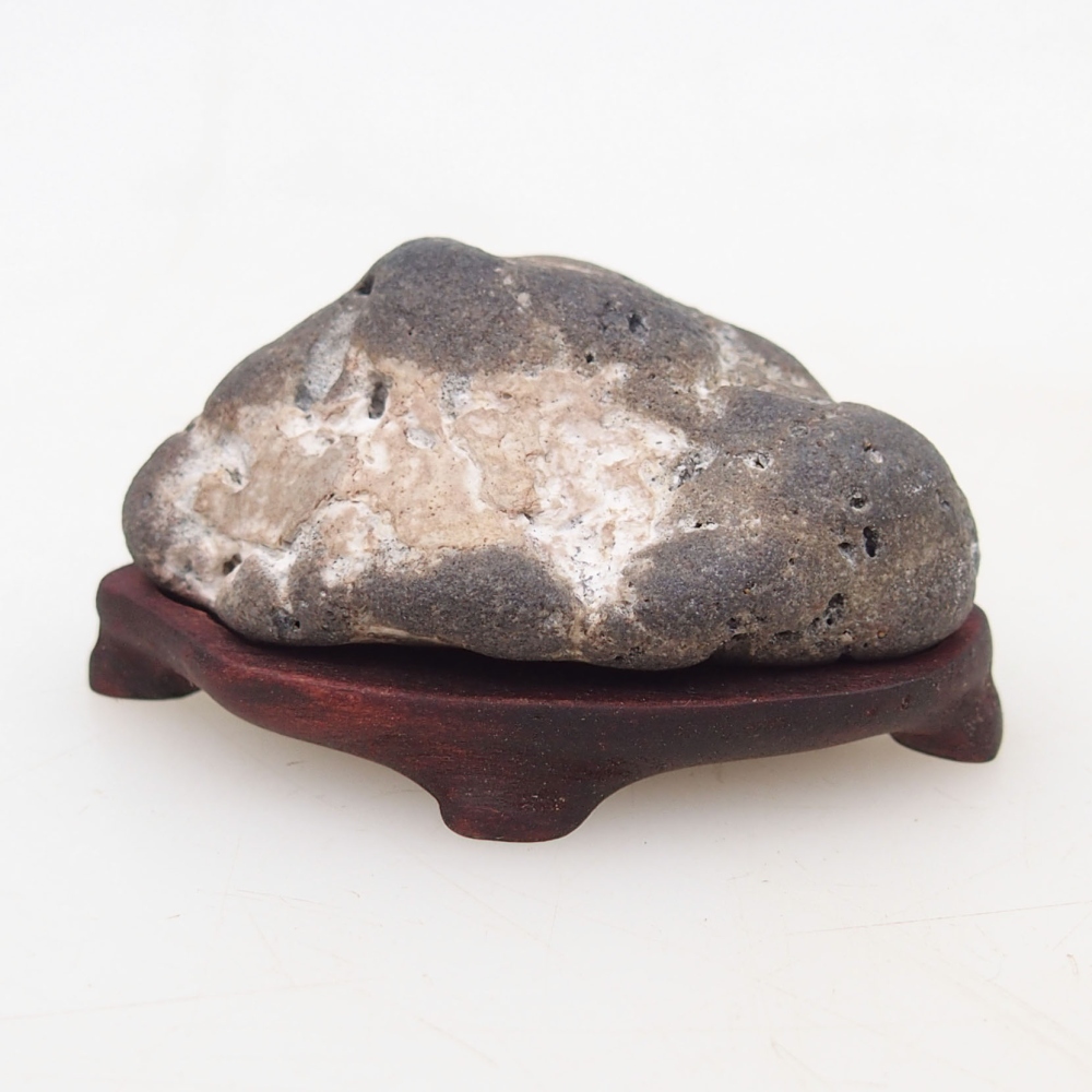 Suiseki - Kő DAI-val (fa alapon)