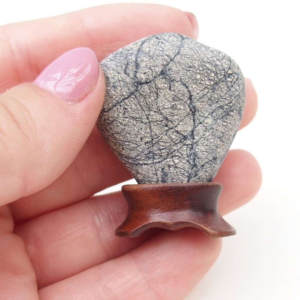 Suiseki - Kő DAI-val (fa alapon)