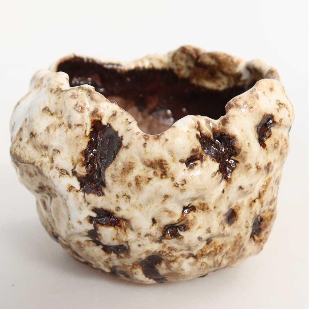 Kerámia héj  7,5 x 7,5 x 6 cm, fehér-barna színű