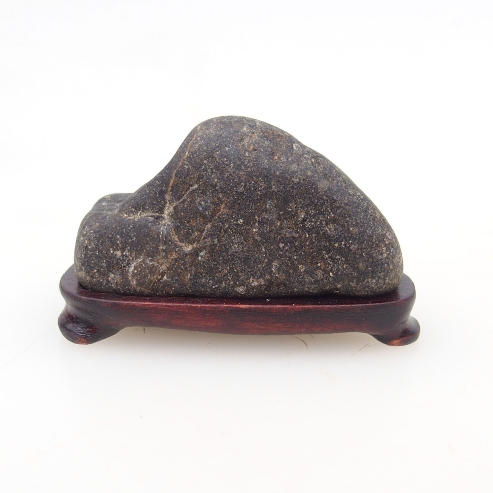 Suiseki - Kő DAI-val (fa alapon)