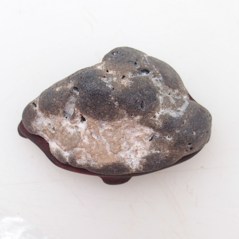 Suiseki - Kő DAI-val (fa alapon)