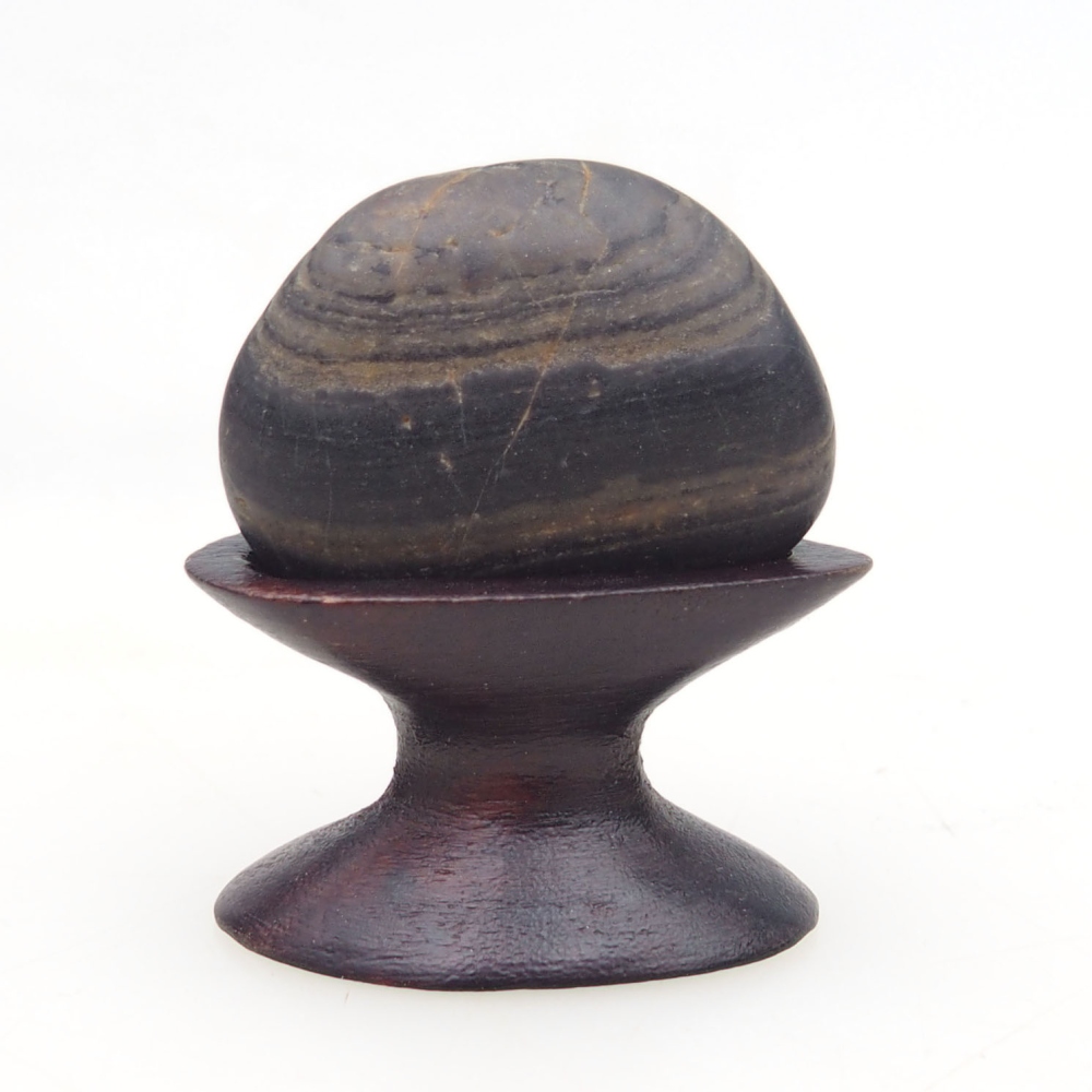 Suiseki - Kő DAI-val (fa alapon)