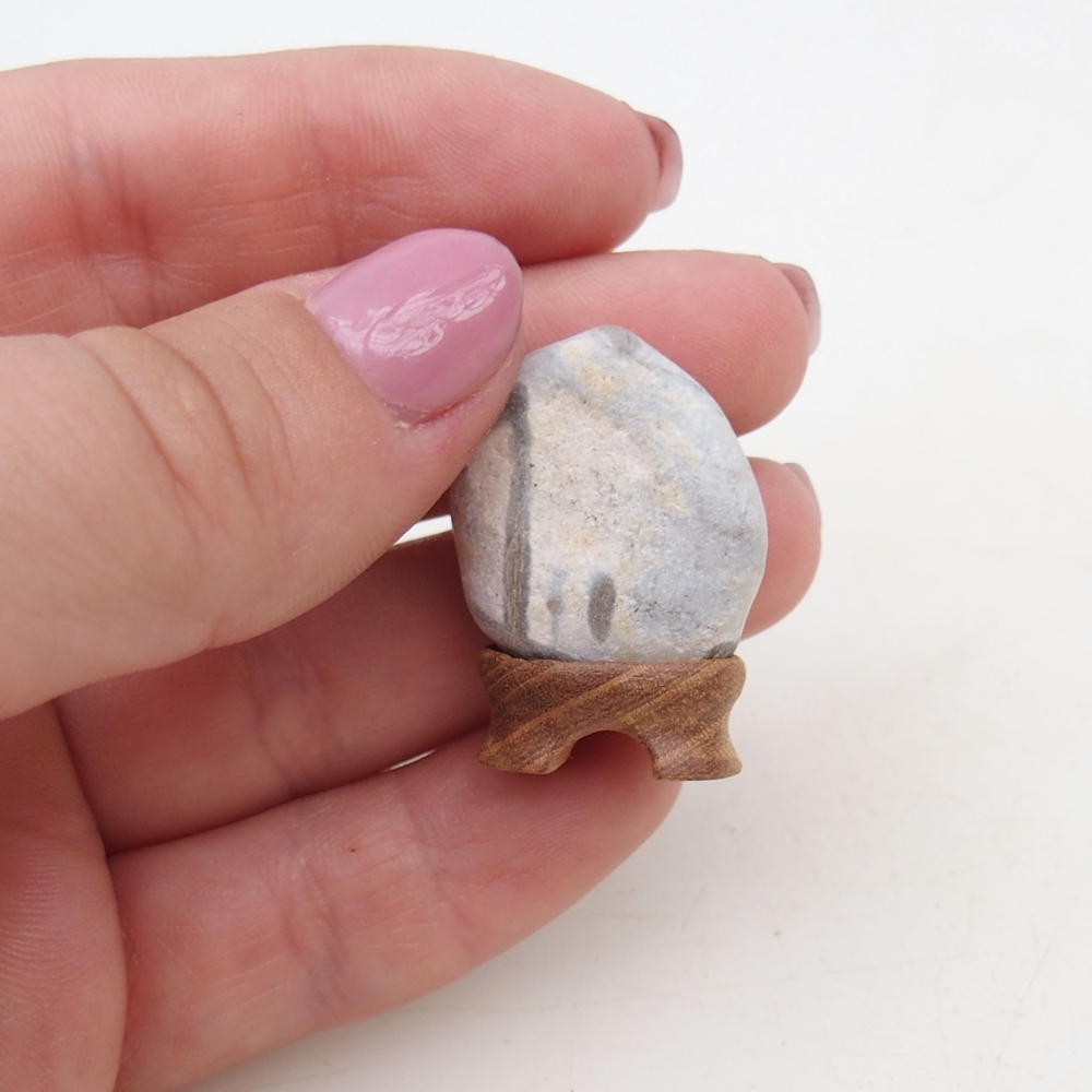 Suiseki - Kő DAI-val (fa alapon)