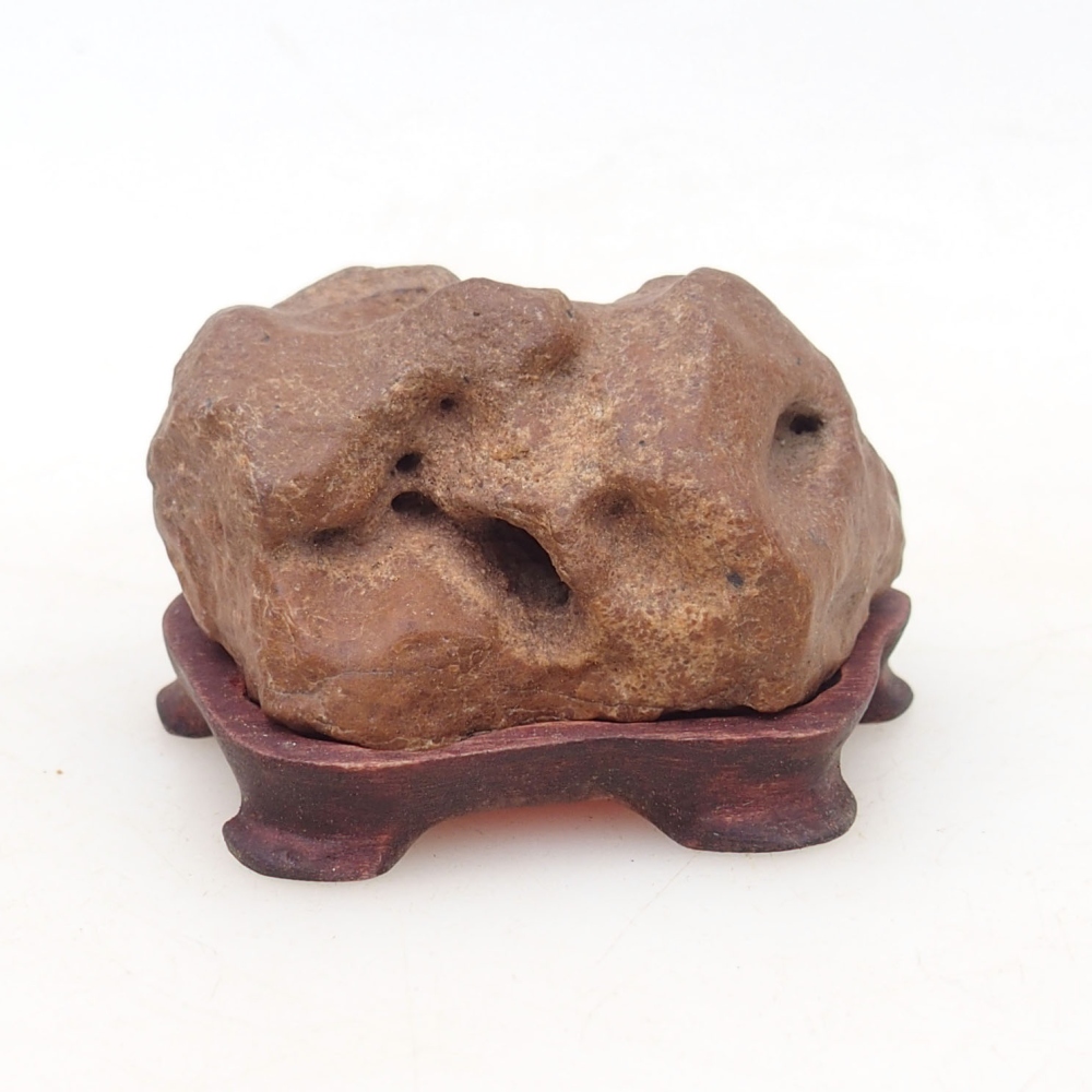 Suiseki - Kő DAI-val (fa alapon)