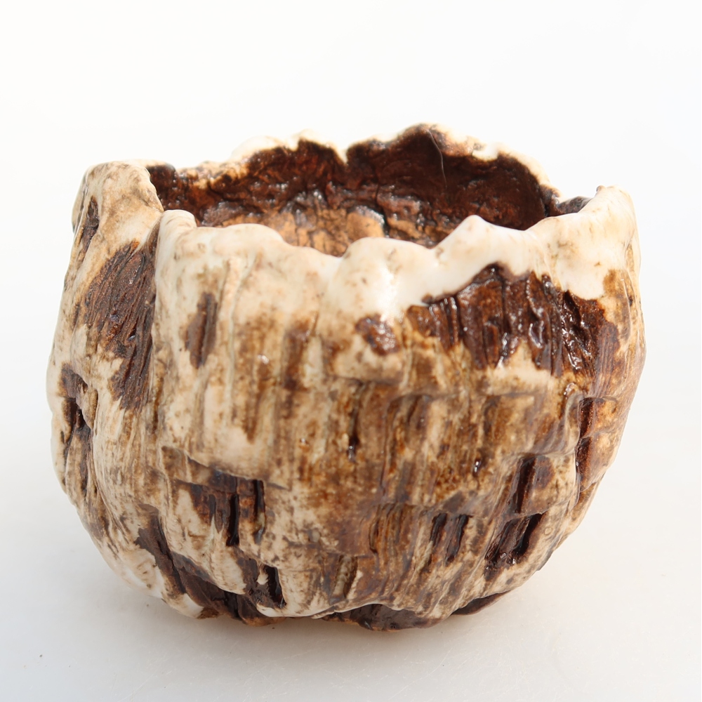 Kerámia héj  7,5 x 7 x 6,5 cm, fehér-barna színű