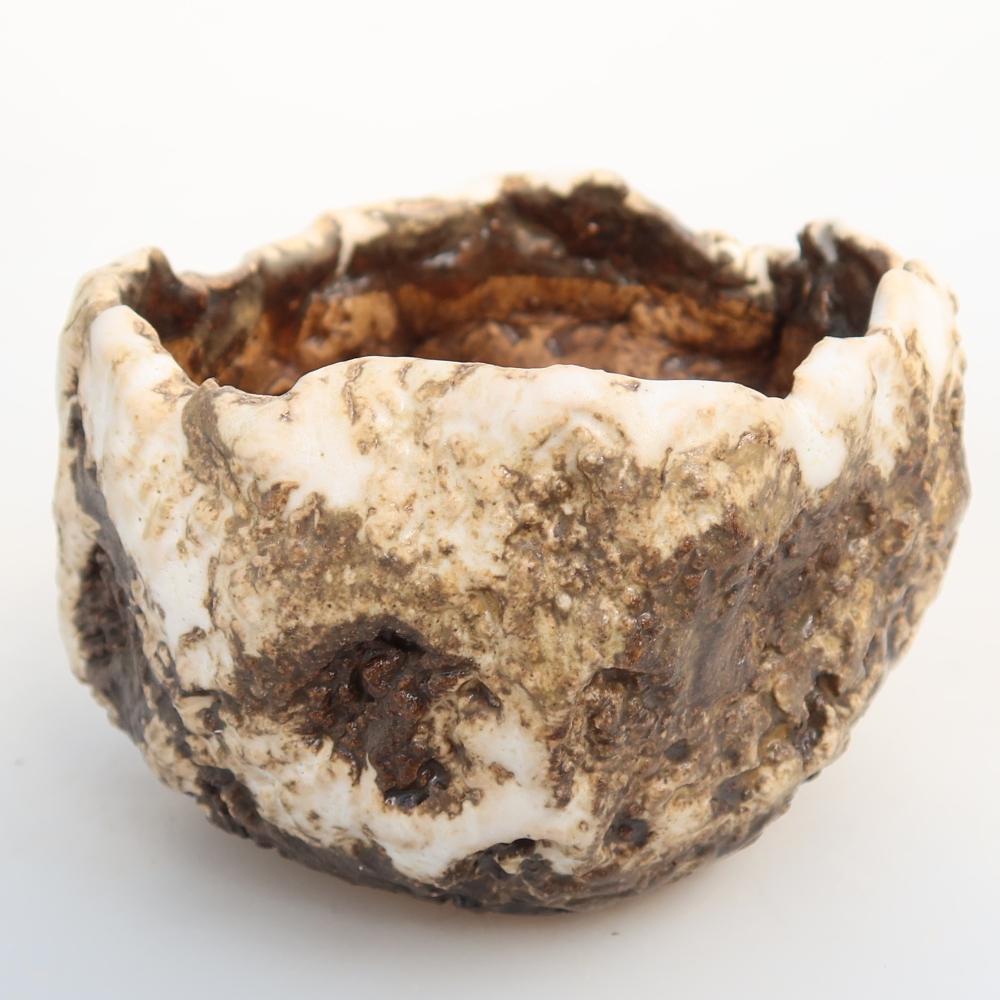 Kerámia héj  7,5 x 7 x 5 cm, fehér-barna színű