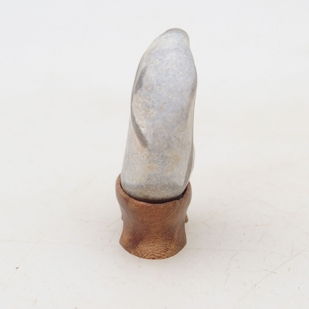 Suiseki - Kő DAI-val (fa alapon)