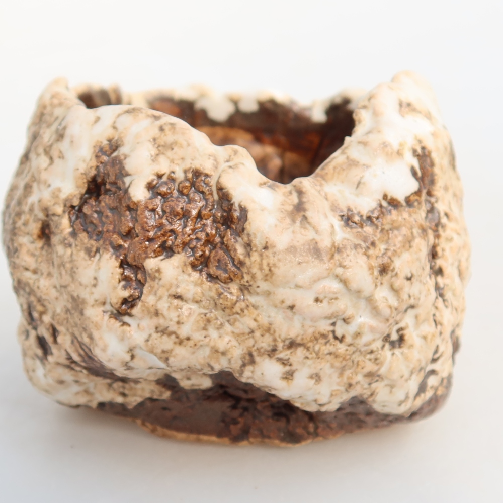 Kerámia héj  7 x 7 x 6 cm, fehér-barna színű