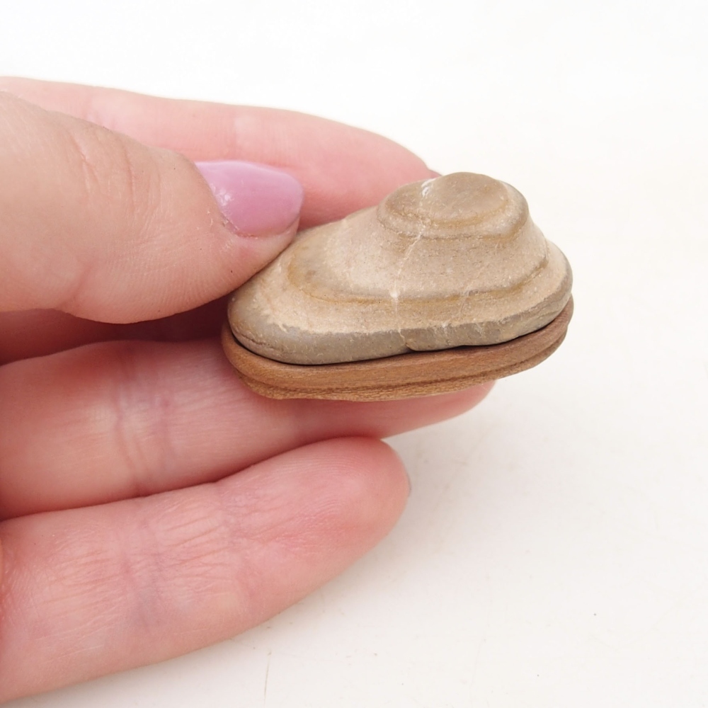 Suiseki - Kő DAI-val (fa alapon)