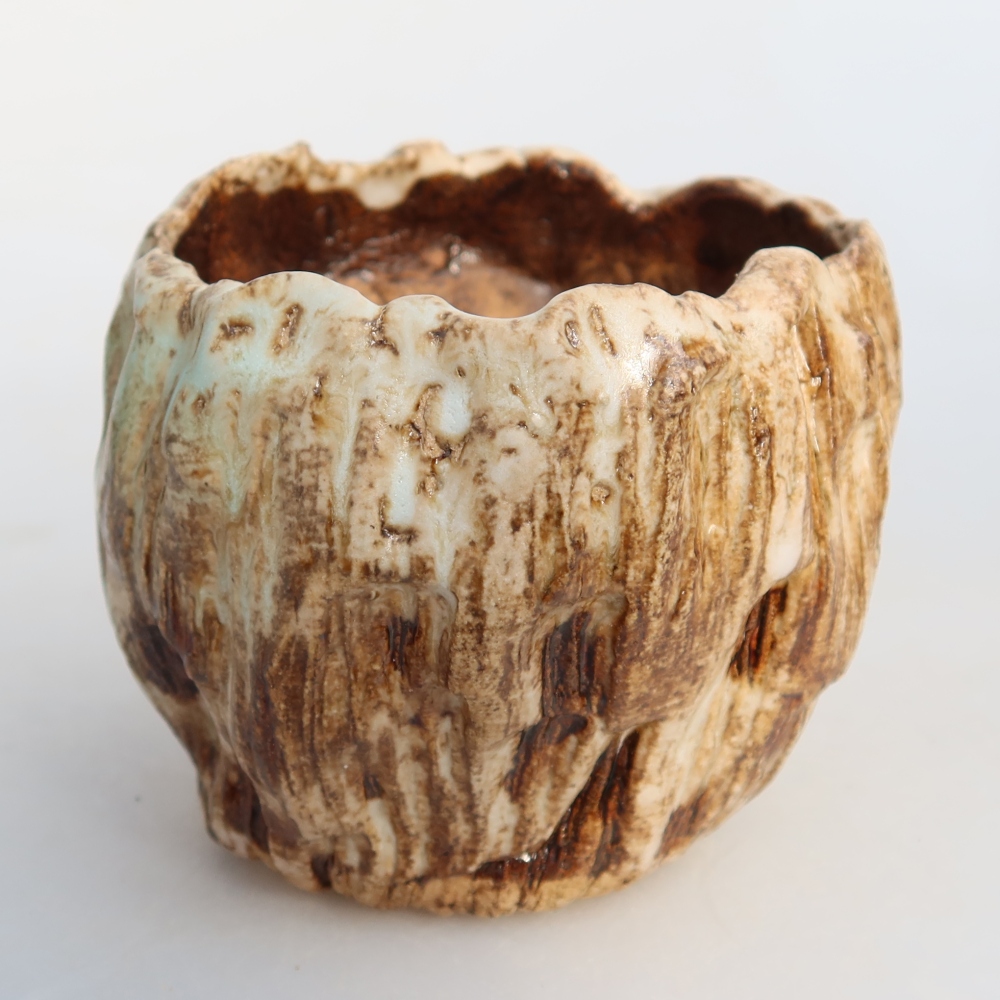 Kerámia héj  7,5 x 7 x 6,5 cm, fehér-barna színű