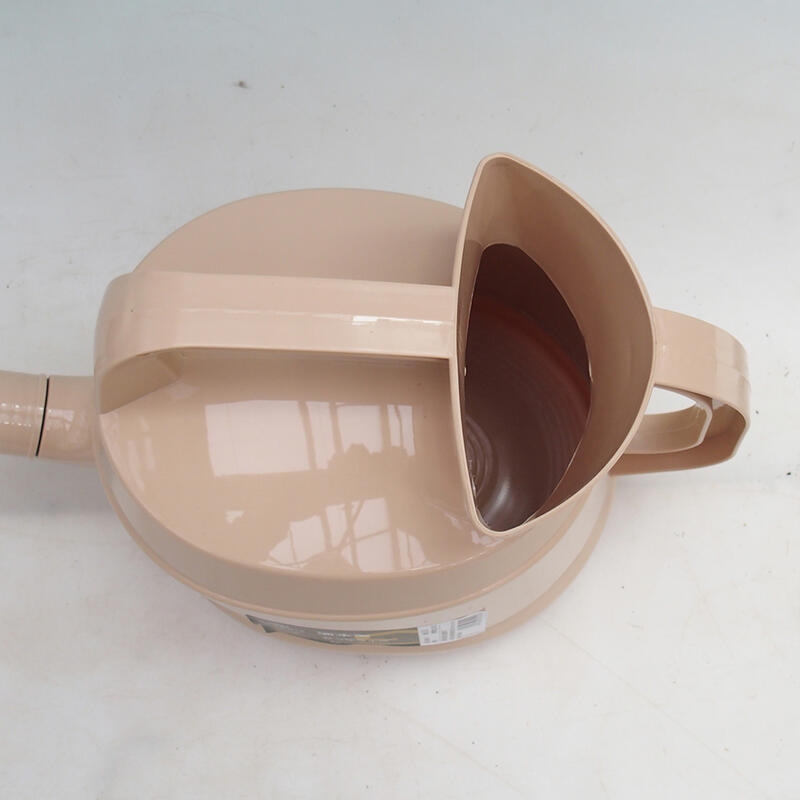 Műanyag öntözőkanna 4,5 literes bézs színű