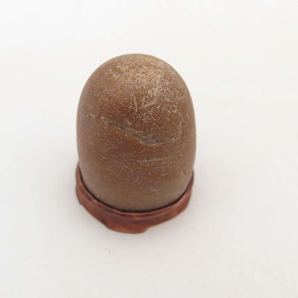 Suiseki - Kő DAI-val (fa alapon)