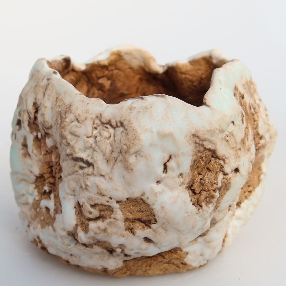 Kerámia héj  7 x 7 x 6 cm, fehér-barna színű